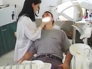 Kijk Hoe De Dokter Nu Een Rondborstig En Heel Mooi Meisje Geneukt Heeft! - Rondborstig, Dokter, Doggystyle Porno