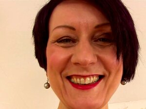 Penny Brooks W Amatorskim Filmie - CiotkiJudys, Dojrzała Mamusia Penny Brooks To Brytyjska MILF. Wygląda Gorąco W Pończochach. Rozbiera Się I Drażni Nas