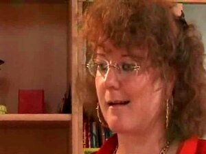 Oma Mit Großen Titten. Bauch & Brille