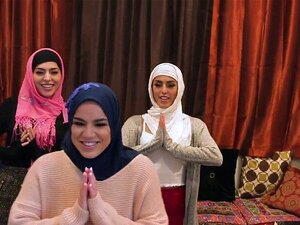 Riktiga Arabiska Slampor Får Ansiktsbehandling. Äkta Arabiska Slampor Får Ansiktsbehandling Efter Att Ha Sugit Och Knullat Påle