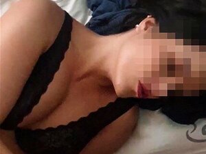 Masturbuje Się I Dostaje Orgazm Z Kutasem W Ustach, A Potem Połyka