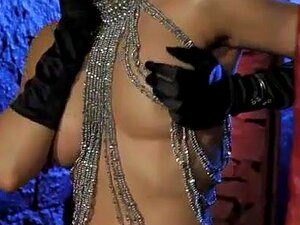 Ciemna Strona Tery Bond. Niektórzy Znają Terę Bond Jako Modelkę Glamour, Ale Ci, Którzy Ją Znają Lepiej, Również Wiedzą, że Seksowna Kobieta Ma Ciemną Stronę. Ta Jej Ciemniejsza Strona Lubi Skórę, łańcuchy, Haczyki I Inne Przedmioty Fetyszowe, I Pragnie R