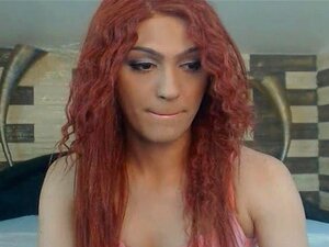 Tranny Dai Capelli Rossi In Cam, Shemale Rossa Si Masturba Il Suo Enorme Cazzo Mentre Chiacchiera Con Il Suo Compagno Di Chat. Una Tranny Molto Arrapata Si Masturba Con Il Suo Grosso Cazzo Duro Proprio Davanti Ai Tuoi Occhi Con Un Bel Set Enorme Di Tette 