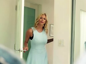 Alexis Fawx Nemen Zorg Van Haar Stiefdochter Yhivi Na Ze Kreeg Heimwee Dan Later Op, Alexis Gives Yhivi Een Knuffel Totdat Deze Geil Alexis Gives Haar Stiefdochter Een Zoete Kisses Dan Daarna, Ze Wrap Hun Lips Rond Hun Nat Poesje