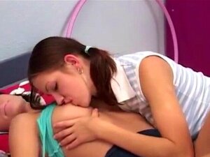 Dos chicas súper sexys tienen suficiente de su tarea y juegan con el cuerpo de la otra