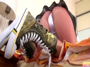 Drobna ślicznotka Miki Pokazuje Swoje Małe Majtki