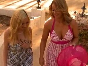 Dos Rubias Comparten Una Polla