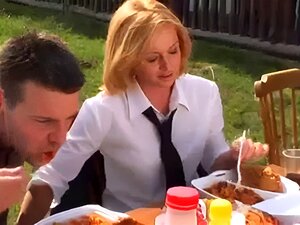 Explore O Lado Selvagem Do Prazer Em Uma Festa Ao Ar Livre Onde Gatas Quentes Protagonizam Um Show De Handjob Em Grupo. Prepare-se Para Uma Noite Inesquecível De Sexo Público!