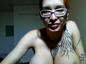 Stora Tuttar Tatuerad Tjej Med Glasögon Retas