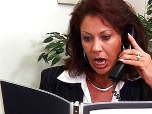 Vanessa Je Prava Uredska Kobila