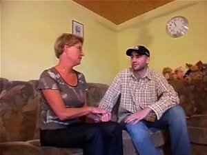 Piercad Mogen Kvinna I Glasögon Knullad