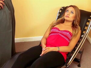 Przetransportowana Latynoska ślicznotka Zostaje Przekonana Do Masturbacji Zabawkami W HD