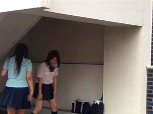 PISS JAPAN TV - Asiater Lar Tissepytter Være Igjen For Voyeuren å Finne. Høyskoleasiater Lar Tissepyttler Være Igjen For Voyøren å Finne I Offentligheten