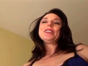 Karen Cougar Lutscht Schwanz. Wir Haben Diese Reife Babe Karen Cougar Auf Ihren Süßen Unterhosen, Während Sie Von Ihrem Typen Ausgezogen Wird! Schau Zu, Wie Karen Geleckt Wird Und Karen Sich Revanchiert, Indem Sie An Seinem Schwanz Lutscht