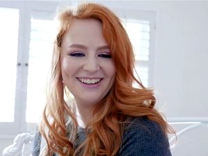 Očuh Je Pohvalio Lucy Foxx Ne Samo Kako Joj To Sjajno Stoji, Već I Koliko Je To Nadopunilo Njezino Prekrasno Dlakavo Vatreno Međunožje, Lucy Je Pokazala Svoju Zahvalnost Pušeći Očuhov Kurac, A Zatim Ga Pustila Da Joj Liže Vlažnu Ružičastu Pičku