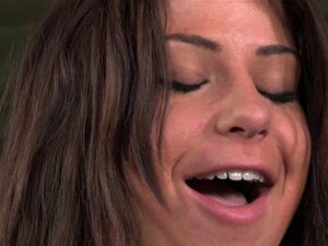 BDSM риба са куглом преко колена и шамара