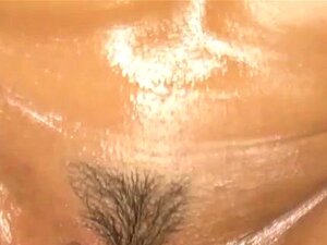 Ασιατικά ομαδικά παιχνίδια και καβαλάρισμα. Υγρό μουνί παιχνίδι και Cowgirl για ασιάτισσα κατά τη διάρκεια εκρηκτικού ομαδικού σεξ