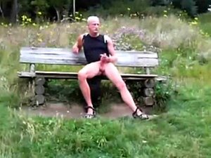 на клупи