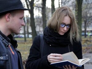 Casual Cutie Sex - Wie Man Eine Nerdige Süße Verführt. Diese Teenie Sieht So Streng Und Schlau Aus Mit Ihrer Brille Und Einem Buch In Ihren Händen, Aber Wie Sich Herausstellt, Ist Sie Ein Freches Ding, Das Es Liebt, Mit Fremden Zu Ficken