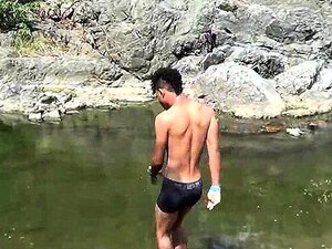 Słodki Gej Pływak Bawi Się W Rzece