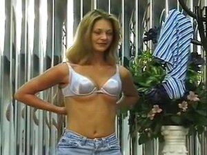 Meisje Met Hoge Hakken Spreidt Haar Kut En Kont