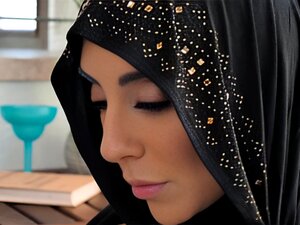 Kylie Kingston Zawsze Bała Się Przyznać, Czego Naprawdę Chce, Zwłaszcza, że Jest Tak Pobożnie Religijna, że Przez Jakiś Czas Myślała O Fachurze Komputerowym Obok, Więc Przygotowuje Plan Uwiedzenia Go I Spróbowania Jego Kutasa