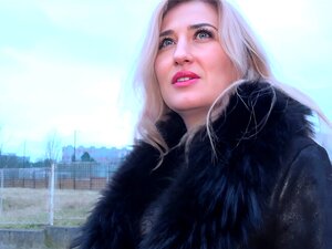 Плавуша у капуту пуши огроман курац јавном агенту на отвореном из перспективе, а затим му у стану дозвољава да је јебе у пичку отпозади погледом на њено истетовирано дупе