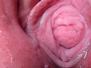 Неуредна дама показује своју пичку испред камере и мало је јебе прстима