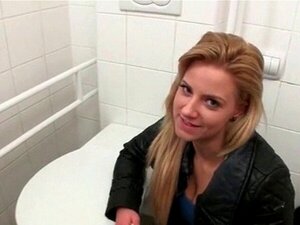 Sletterige Blonde Amateur Neemt Harde Pik In De Openbare Badkamer