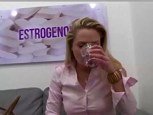 Doktor Fickt Die Blonde Schlampe. 1 Tablette Benutzen Und Ungläubigkeit Mit Arzt