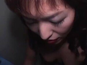 Kypsä Aasialainen Mimmi Avaa Suunsa Leveäksi Isoa Kyrpää Varten