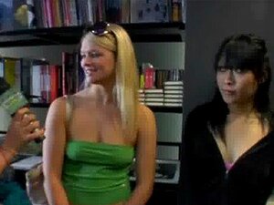 Ragazzina Disperata Nuda In Pubblico E Scopa Per Pagare L'affitto 7