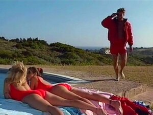 Zanurz Się W Krągłościach Biancy Trump I Pozwól Się Uwieść Jej Uwodzicielskiemu Wdziękowi. Ten Palący Film Prezentuje Oszałamiającą Babeczkę Z Imponującym Biustem I Hipnotycznymi Ruchami, Które Zostawią Cię Pragnącego Więcej.