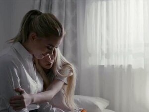 Kenzie Reeves Palcuje I Liże Swoją Współlokatorkę Anny Aur. Kenzie Reeves Zostaje Odwiedzona Przez Anny Aurorę W Jej Pokoju. Po Kilku Minutach Rozmowy, Obie Nagle Całują Się Namiętnie W Usta. Nie Dość Długo Kenzie Potem Zaczyna Się Palcować I Lizać