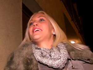 Nep Publieke Agent Neukt Blonde Pov. Nep Openbare Agent Betaalt Hete Euro Blonde Voor Een Opname In Lingerie, Maar Dan Neemt Ze Hem Op Het Dak Waar Hij Zijn Grote Lul Pov Zuigt En Neukt