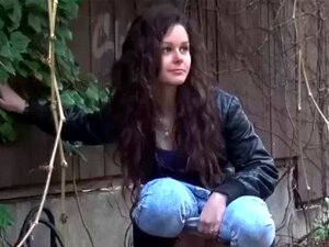 Świeże Dziewczyny Nagrane, Jak Sikają Na Naturę. Urocze, śliczne Laski Używają Publicznego Miejsca, By Wziąć Długie Sikanie