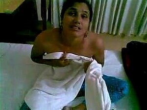 Нововенчани пар на хотелском кревету од десикскк.ин