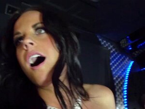 Las Chicas Calientes Cfnm Comparten Una Polla En La Limusina