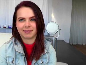 Jennifer Blir Knullad Av En Enorm Kuk Och Får En Massiv Laddning Sperma, Den Lilla Sötnosen Jennifer älskar Att Bli Piskad Av En Stor Kuk Och Hon Blir överraskad När Hon Ser Den Massiva Pålen Redo Att Knulla Hennes Fitta