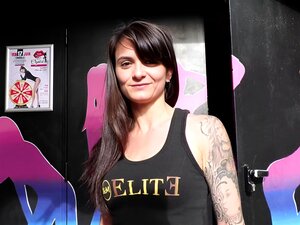 Марина дели своје искуство са четири момка!