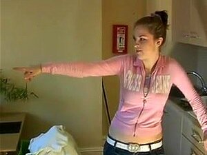 Bebé Cachonda Chupando Y Frotando Polla, Bebé Caliente Pajeándome Mi Gran Polla Mientras Lleva Un Atuendo Sexy Y Transparente Rosa Lindo. Ella Juega Con Su Coño Y Empieza A Darme Una Paja Amateur Hasta Que Me Corro En Este Video Increíble