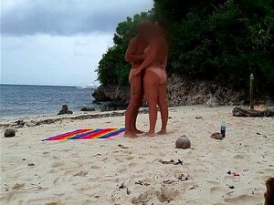 Ein Paar Wird Gefilmt Während Sie Tollen Sex Auf Dem Strand Machen 