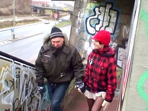 Oude Lelijke Kerel Schroeven Echt Tsjechisch Cutie Straat Slet In Publiek