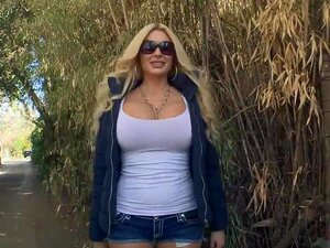 Kurvige Schlampe Reitet Auf Einem Harten Schwanz, Harter Schwanz Erregt Babe Mit Großem Arsch Für Eine Leidenschaftliche Reitszene