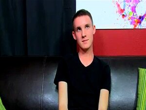 Twink-Film Miccah Ist Auf Der Couch Angekommen Für Ein Interview Und Eine