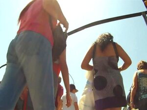 Schattig Meisje Heeft Geen Idee Dat Ze Wordt Gefilmd Door Een Voyeur, Twee Geweldige Verse Schoolmeisjes In Korte Rokjes Flitsen Upskirt Naar Hun Kleine Slipje En Hete Sappige Kontjes Naar Een Amateur Voyeur Spy Cams