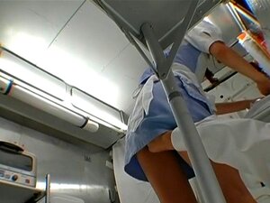 Geknebelte Und Begrenzte Bestrafung. Geknebelte, Gefesselte Schönheit Muss Den Bedürfnissen Des Meisters Dienen