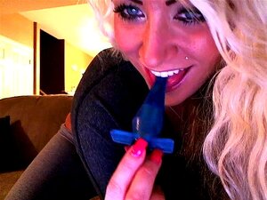 Großtittige Amateurin Spielt Mit Spielzeugen Vor Der Kamera, Wunderschön, Blond Und Bereit, Ihre Muschi Und Ihren Arsch Für Ein Webcam-Video Zu Stopfen... Ich Will Diese Amateurin Verwöhnen. Ihre Riesigen, Großen Titten Sehen Fantastisch Aus Und Ihre Sexs
