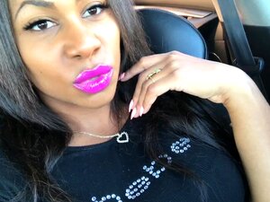 Runkkaan Karvaista Pilluani Best Buy -parkkipaikalla