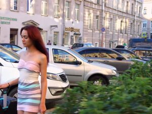 Casual Cutie Seks - Michelle - Schattige Roodharige Seks In Een Grote Stad, Michelle Is Verloren In Een Grote Stad Die Door De Straten Dwaalt Met Een Grote Koffer En Een Kaart In Haar Hand. Gelukkig Biedt Deze Knappe Vreemdeling Haar Hulp Aan En Nodigt Ha